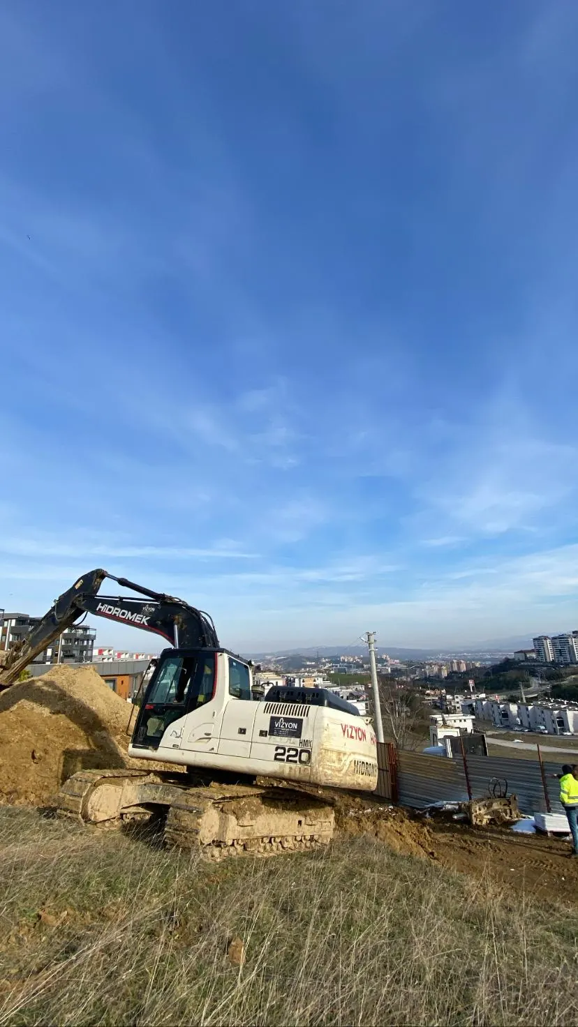 Hidromek 220 paletli ekskavatör yamaçta kazı yapıyor