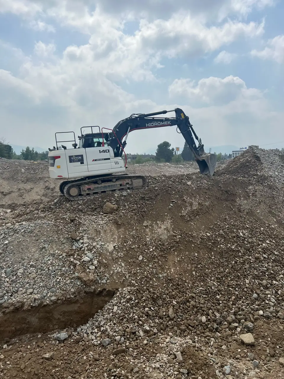 Hidromek 140 ekskavatör moloz yığını üzerinde çalışıyor