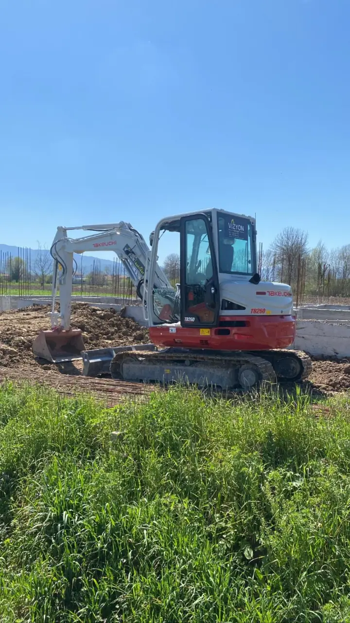 Takeuchi mini ekskavatör çimenlik alanın yanında