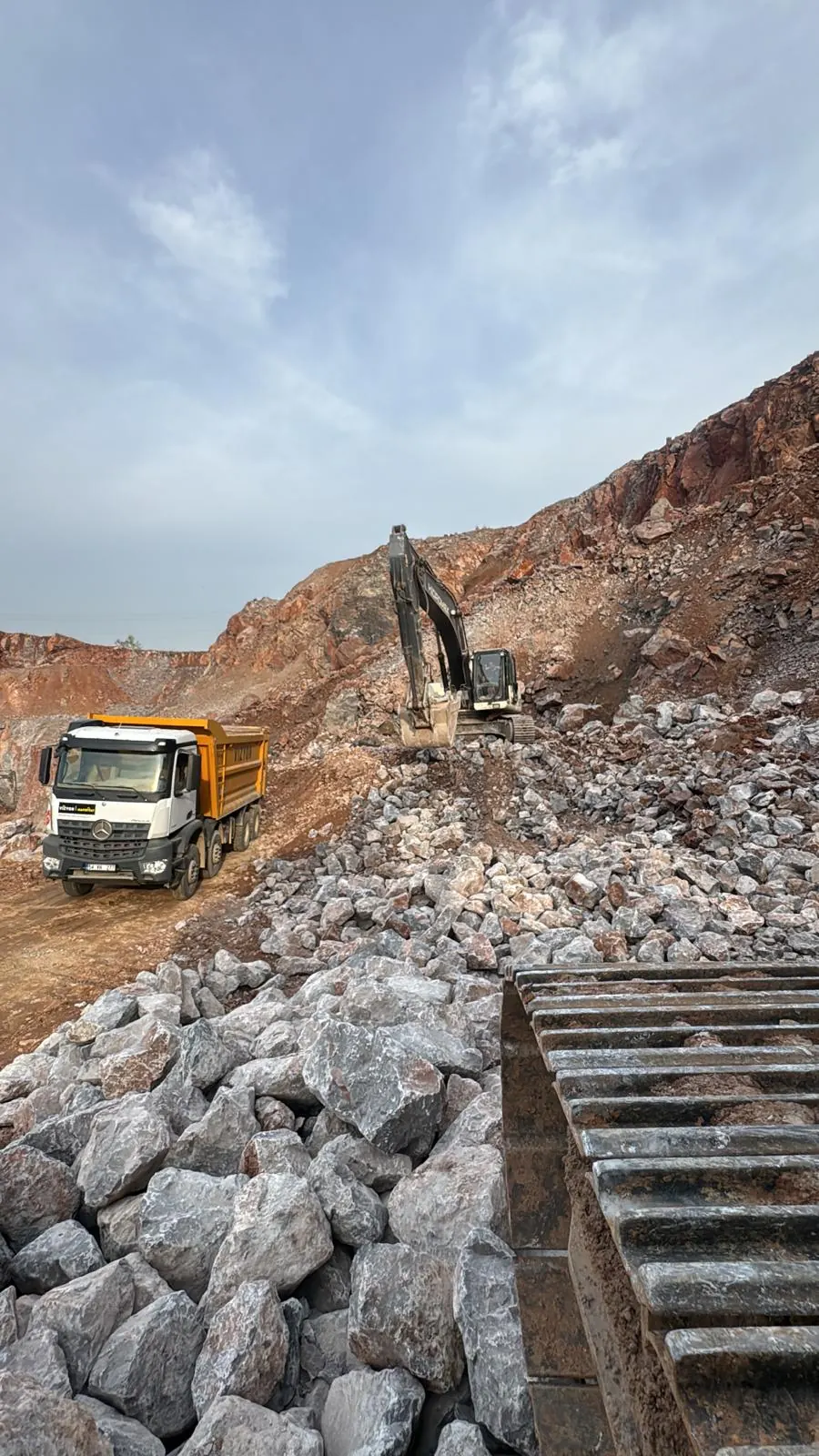 Taş ocağında kamyon ve ekskavatör